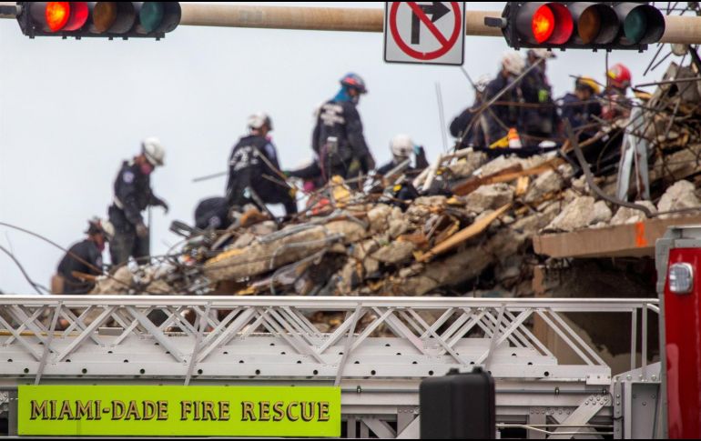Detienen la búsqueda de víctimas del derrumbe en Miami por inestabilidad en edificio