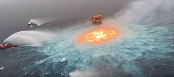 Incendio en ducto de Pemex: Arde "ojo de fuego" en el Golfo de México