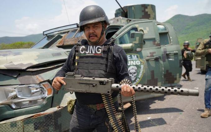 Cártel Jalisco Nueva Generación exhibe armamento en Aguililla, Michoacán