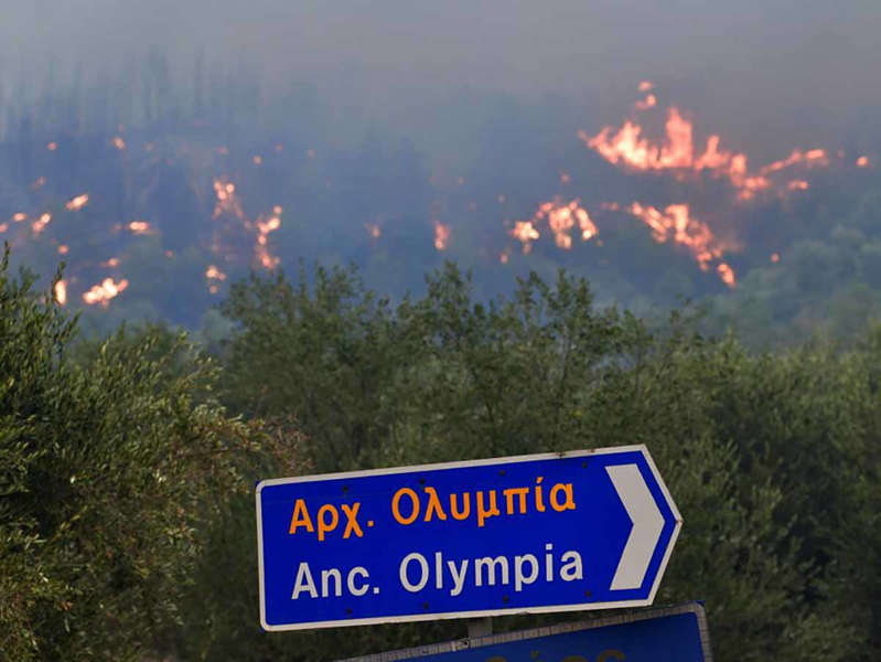 El fuego continúa arrasando en Grecia