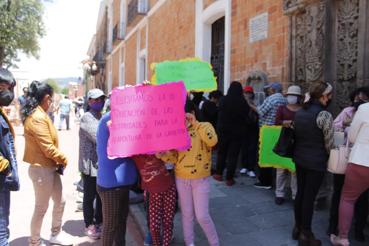 Solicitan a gobernador liberar carretera en Xicohtzinco, vecinos temen por su integridad 
