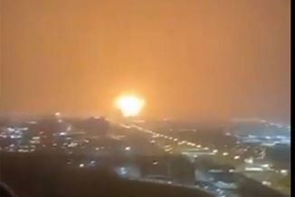 Fuerte explosión alerta Dubái tras incendio en buque de carga