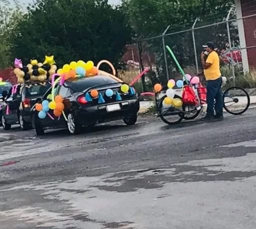 Padre adorna triciclo con globos para celebrar la graduación de su hijo en Coahuila 