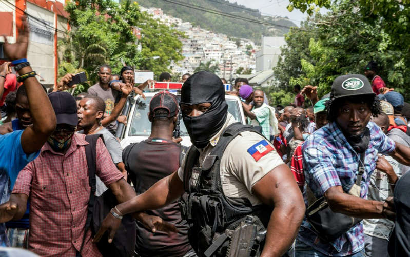 Reportan a estadounidense entre los 6 detenidos por asesinato del presidente Moïse