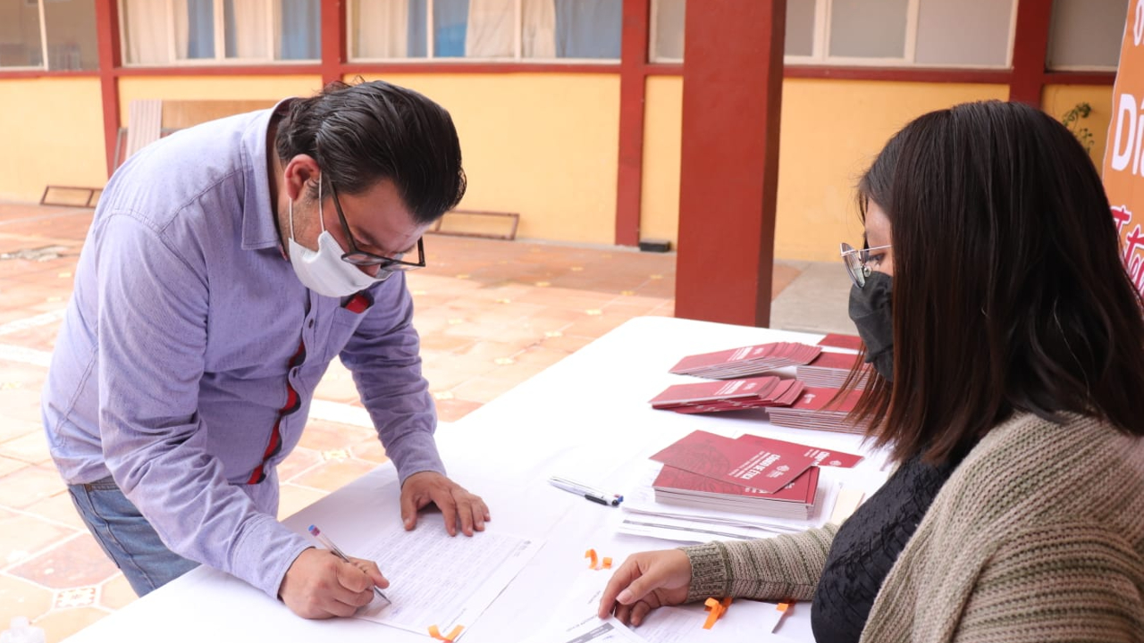 Ayuntamiento de San Andrés Cholula hace entrega a sus funcionarios de un manual especializado en Códigos de Ética 