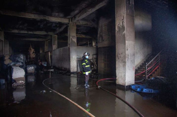 Detienen a dueño de la fábrica incendiada que dejó 52 muertos en Bangladesh