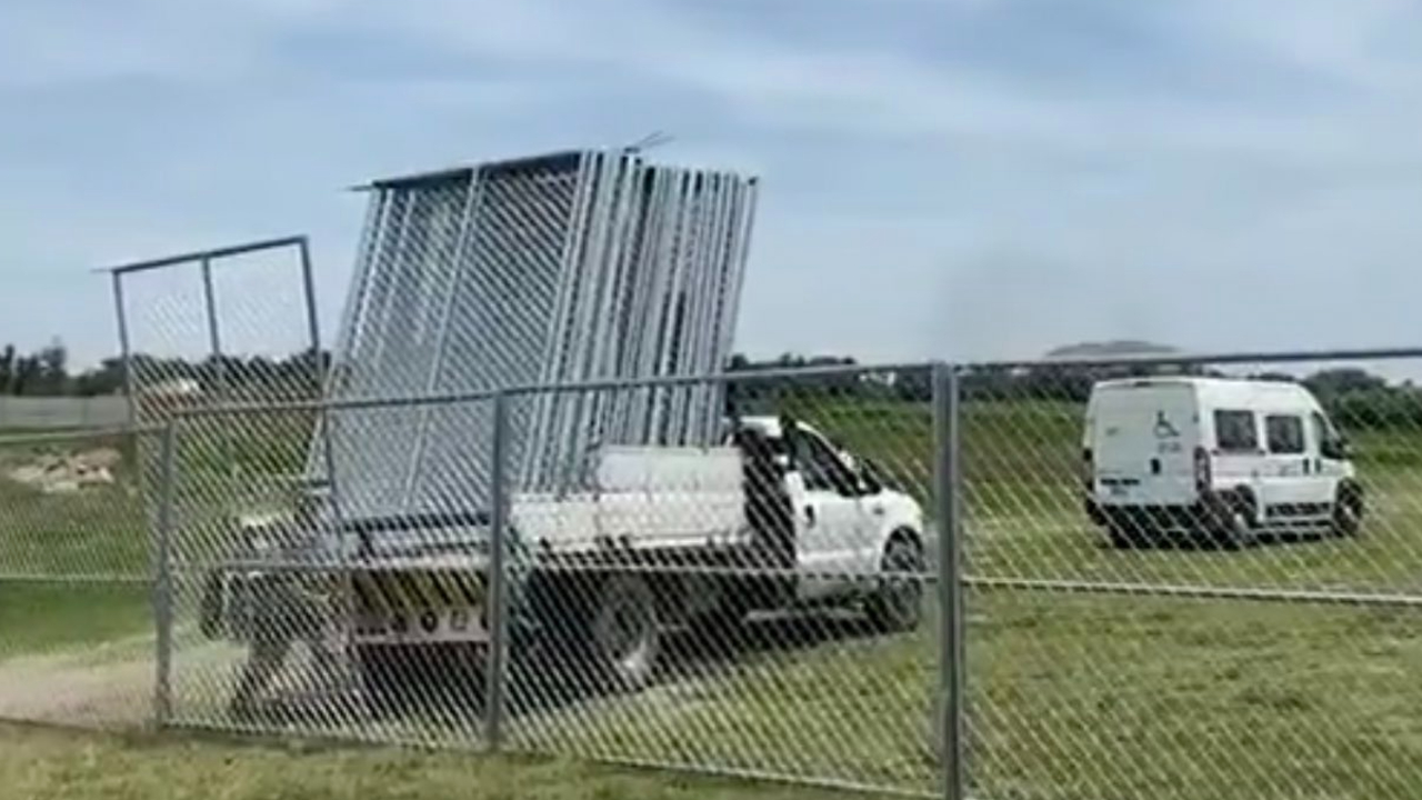 Instalan Malla de Protección alrededor de la zona del desastre del Socavón en Juan C Bonilla