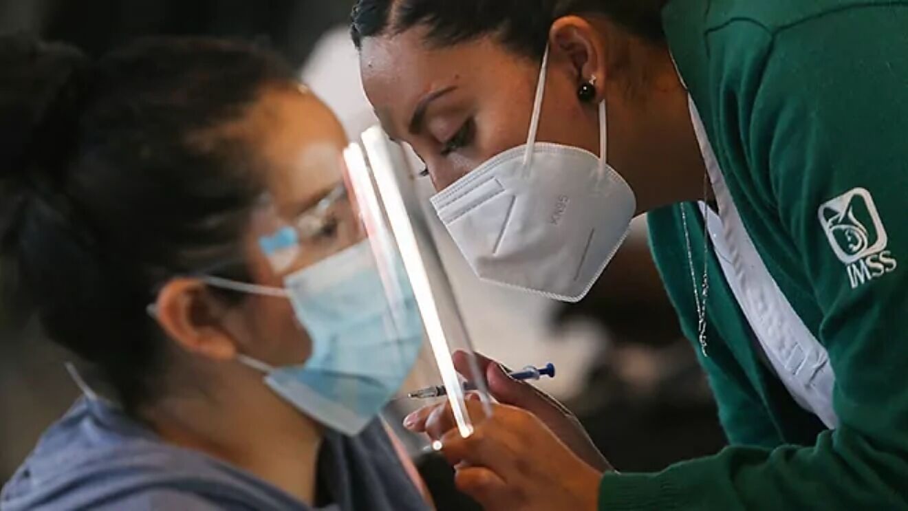 En México, se ha vacunado contra covid al 40% de la población mayor de edad: Ssa