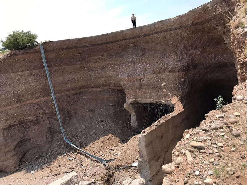 Socavón de más de 15 metros de profundidad se abre carretero de Chihuahua