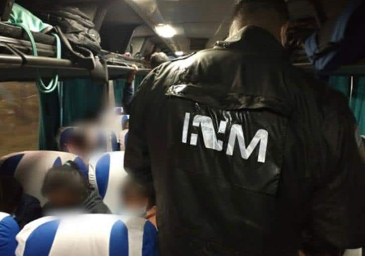 Aseguran a migrantes en caseta de peaje de Amozoc 