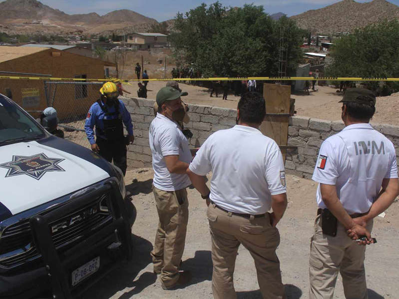 Liberan a 13 migrantes tras dos cateos de la FGR en NL