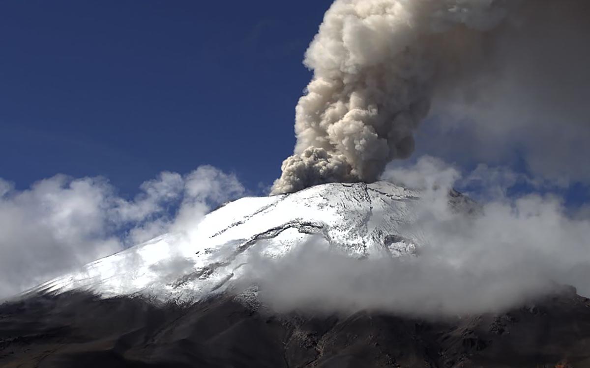 Se presenta 43 exhalaciones del volcán Popocatépetl 
