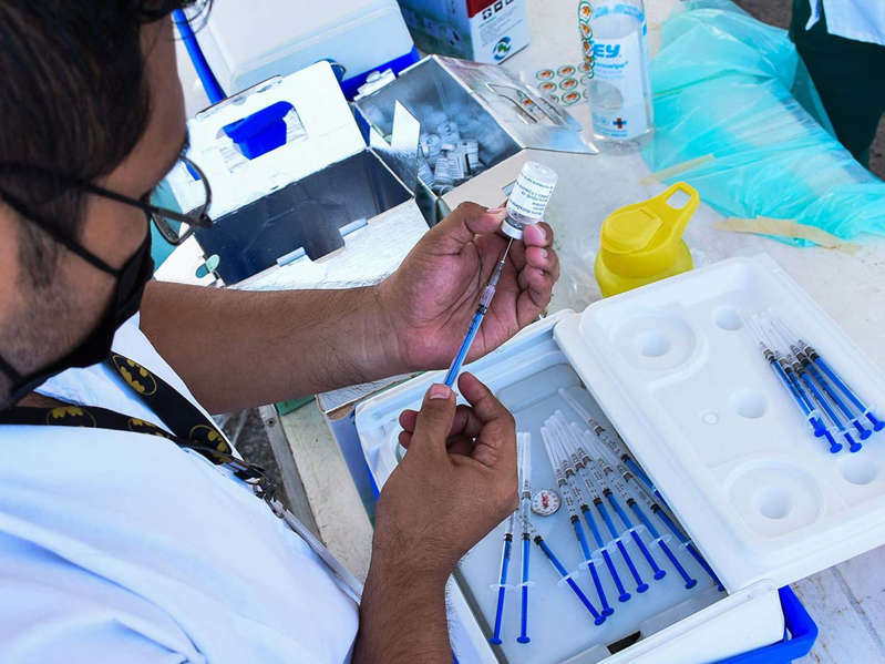 Cofepris libera cuatro lotes de vacunas contra covid-19 envasadas en México