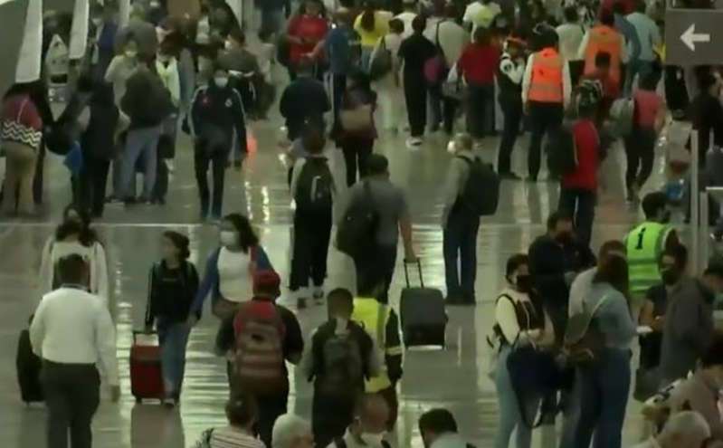 Pese tercera ola de COVID-19, viajeros abarrotan AICM por vacaciones de verano