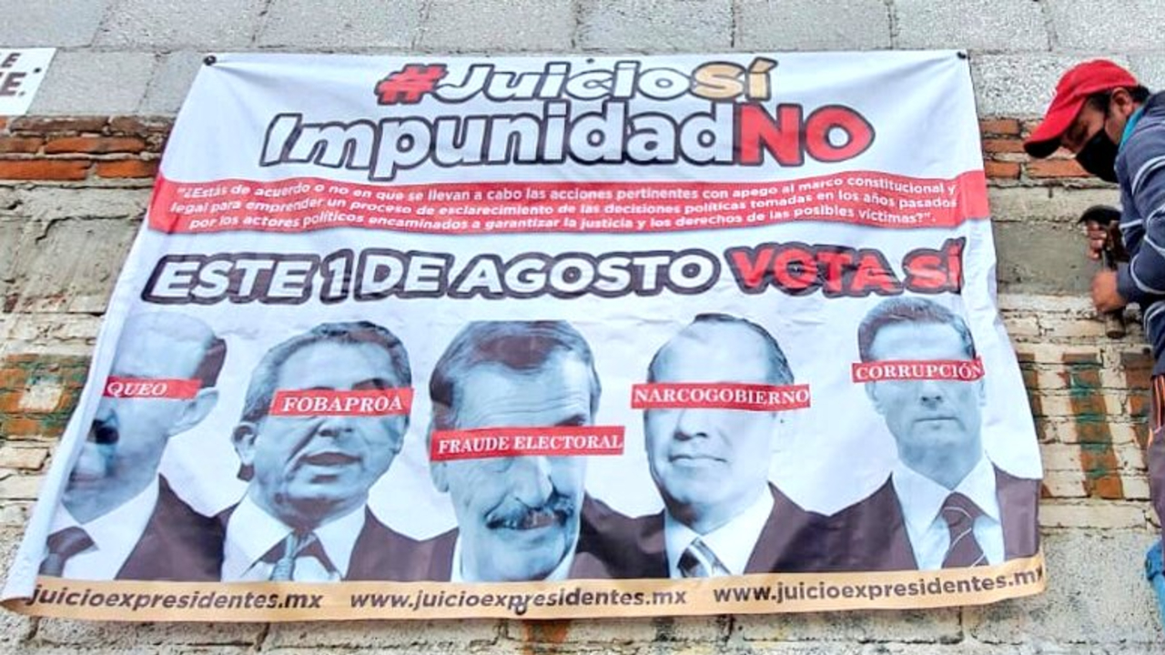 En Cuautlancingo abundan mantas alusivas a la encuesta para enjuiciar a expresidentes 