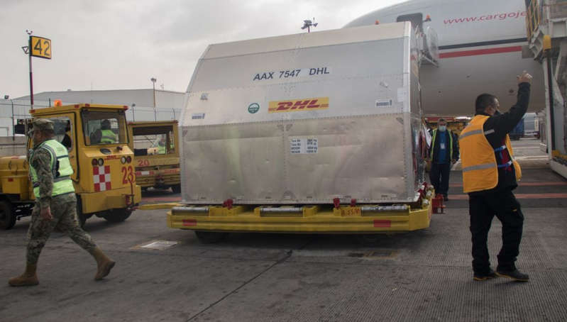 Llega a México nuevo lote con un millón de vacunas de Sinovac