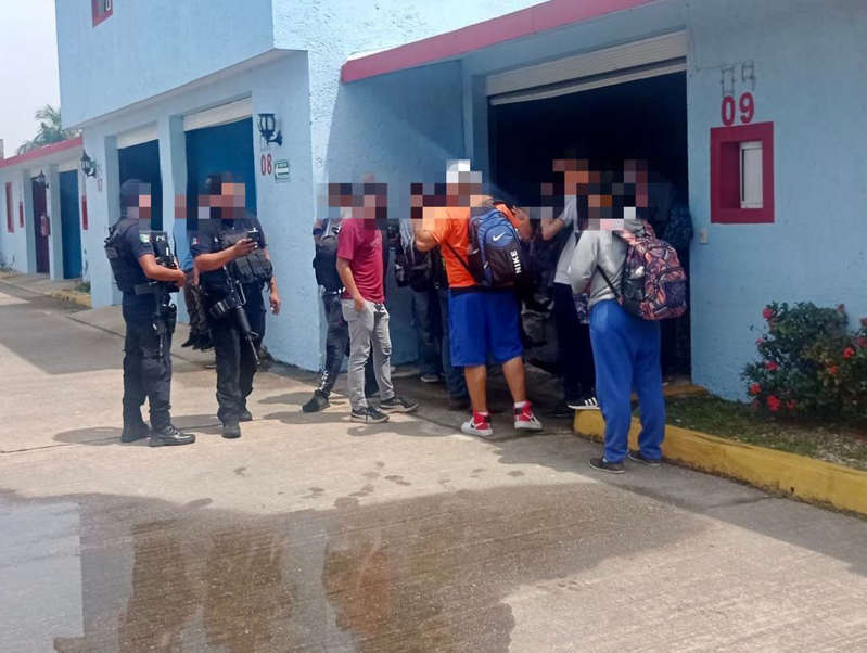 Rescatan a 59 migrantes de un motel y detienen a 2 'polleros'