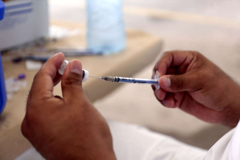 Muere hombre tras recibir vacuna anticovid