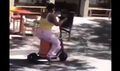 Se vuelve viral mujer iba sentada en un tanque de gas mientras iba moto eléctrica