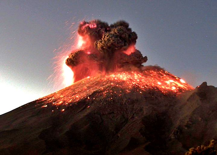 Caen cenizas tras explosión del Popocatépetl