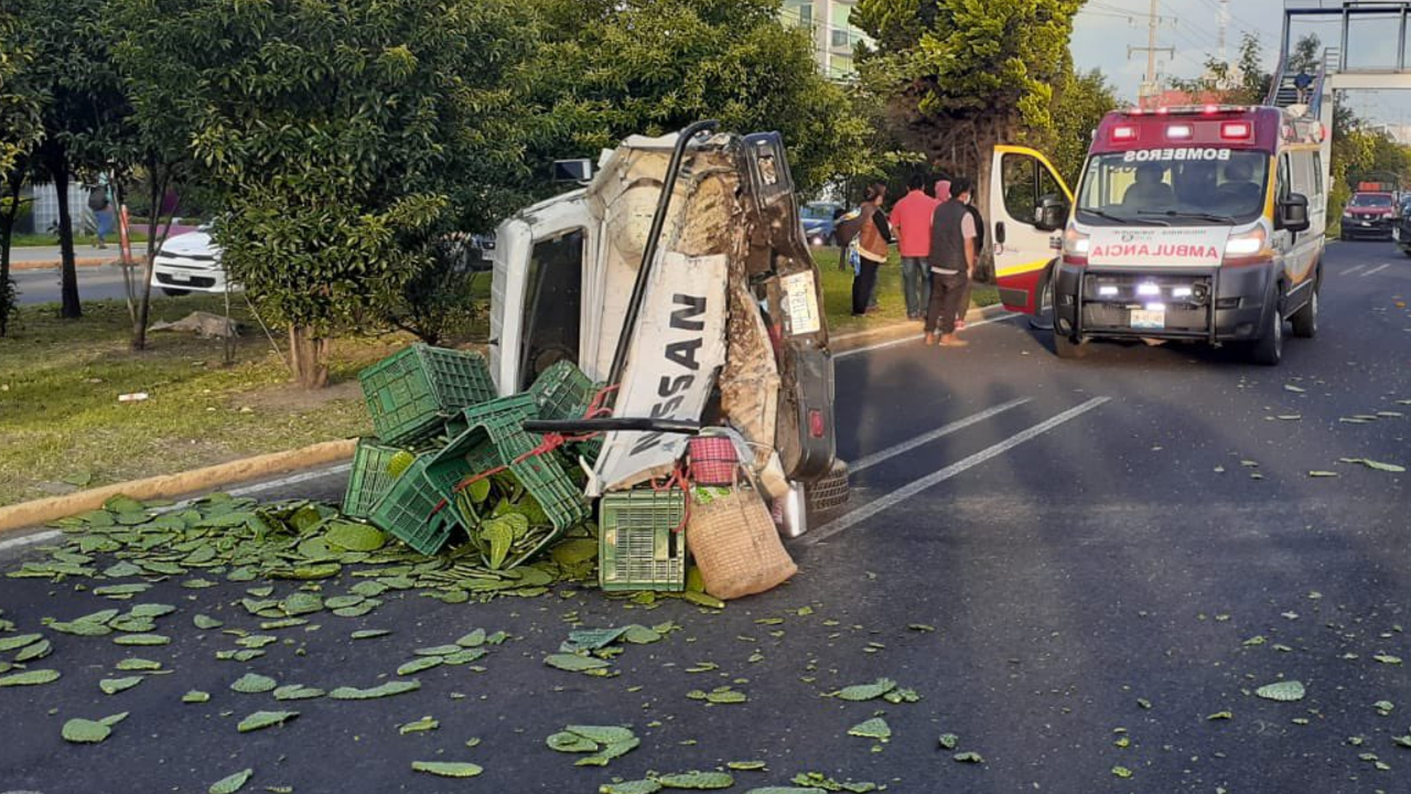Camión de Nopales se volcó en la Recta Cholula