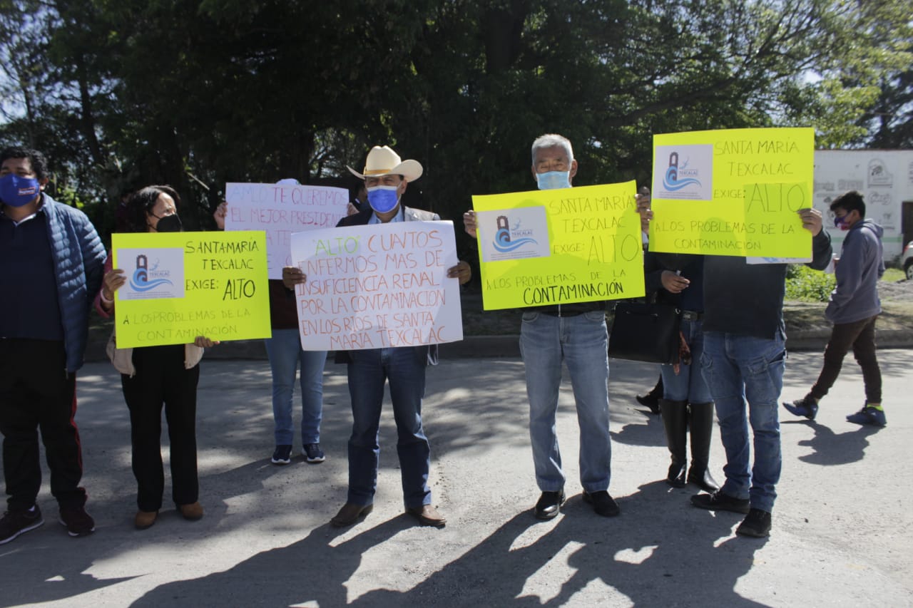 Se manifiestan contra contaminación de agua en Texcalac 
