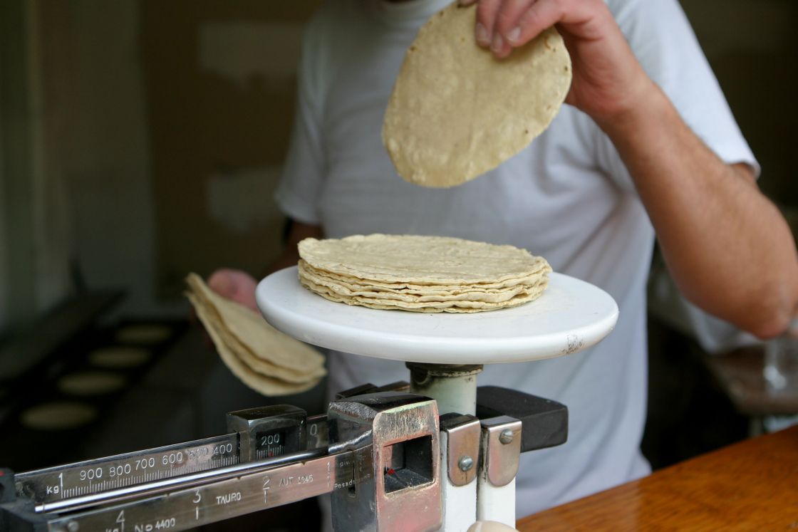 Familias pagan a 22 pesos el kilo de tortilla por aumento de precio en la materia prima y gas LP en México 