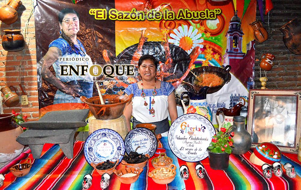 “El Sazón De La Abuela”, tradición de Mole poblano en San Lucas Atzala, Calpan, Puebla. Julio de 2021