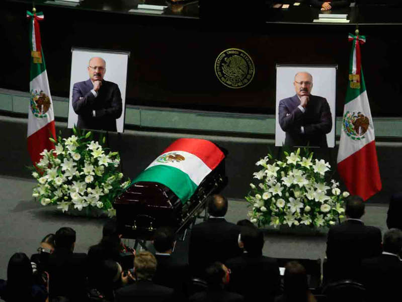 Diputados rinden homenaje a René Juárez Cisneros 