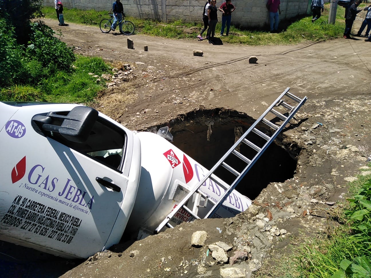 Nuevo socavón en Huejotzingo se traga pipa de gas