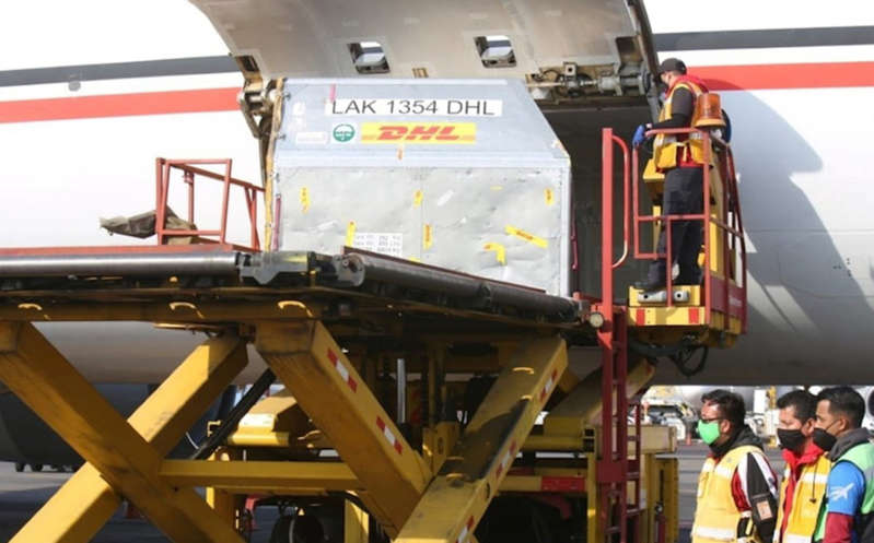 Llega nuevo lote de vacunas Covid-19 con 585 mil dosis de Pfize a AICM