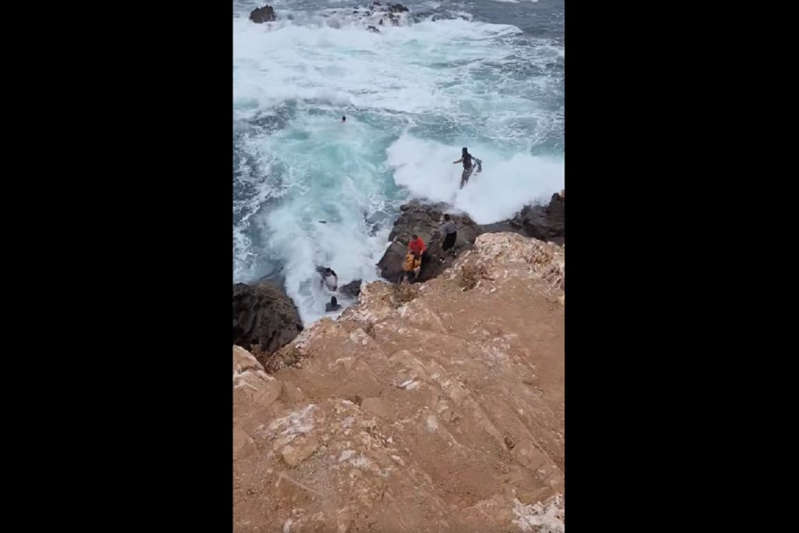 Ola arrasa con turistas en Ensenada y se los lleva el mar