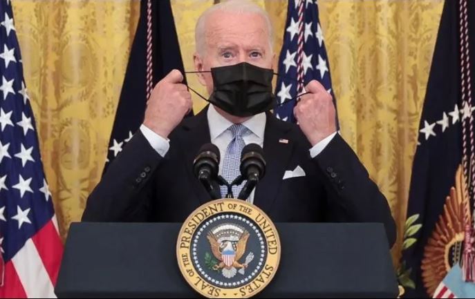 Gobierno de EU exige a sus empleados que se vacunen contra covid-19