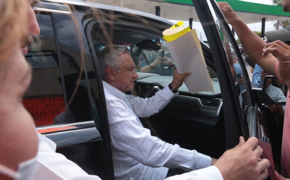 AMLO aborda vuelo a Veracruz para encabezar ceremonia por el Día de la Marina Nacional