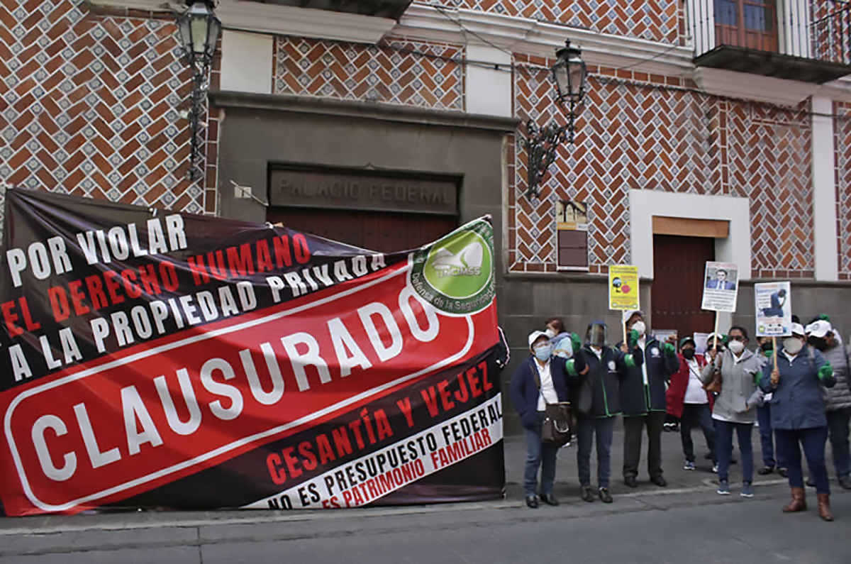 Con protesta pensionados del IMSS exigen al SAT entrega de sus ahorros