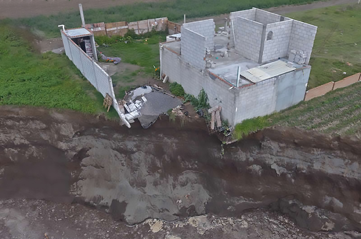 Ya empieza a derrumbarse casa cercana al socavón en Santa María Zacatepec