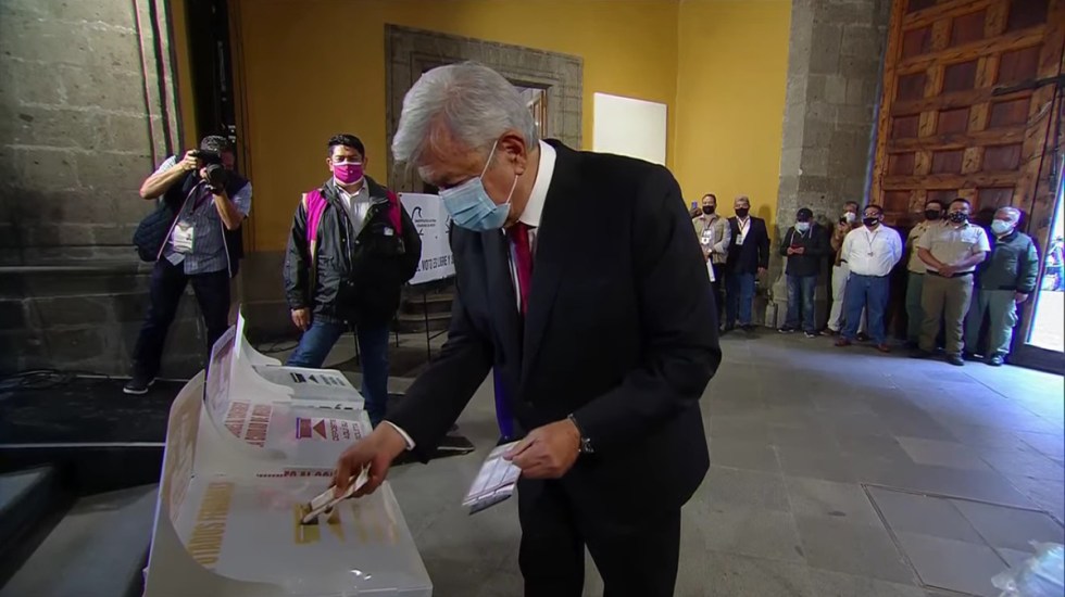 ¡Que viva la democracia! Pidió AMLO al emitir su voto