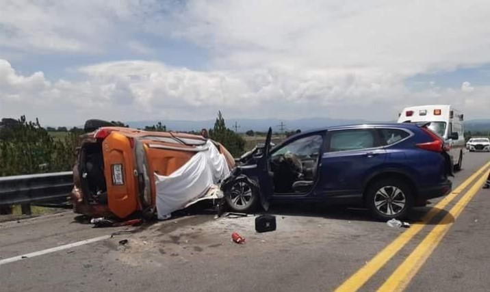 Dos vehículos se impactaron de frente en la autopista Amozoc-Perote; cinco personas perdieron la vida