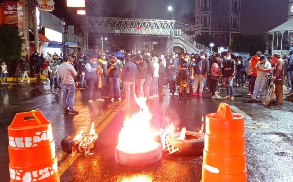 Ciudadanos de Xicohtzinco se manifestaron y cerraron la carretera federal Puebla-Tlaxcala exigiendo que se realicen elecciones extraordinarias