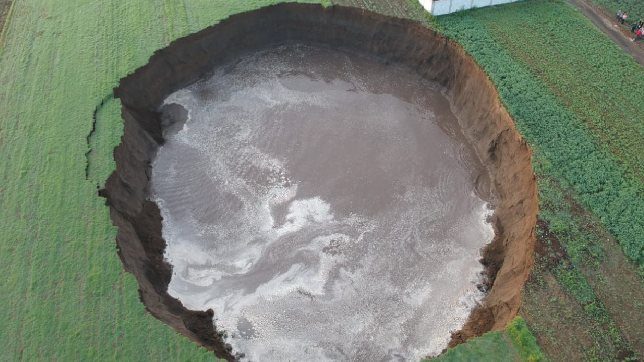 El Socavón de Santa María Zacatepec sigue creciendo y presentando deslaves