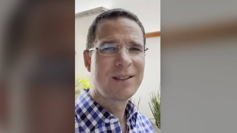 Anaya responde a AMLO: ‘Permiso concedido para su caguama. Yo me tomo una Victoria en la CDMX’