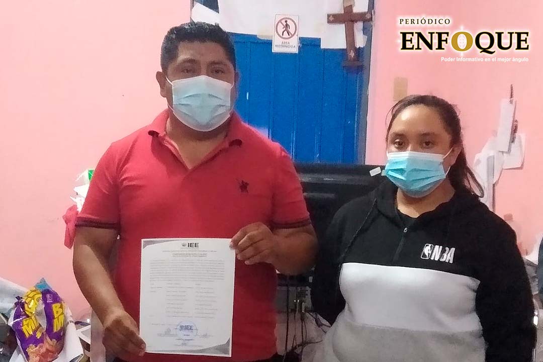 Fernando Castellanos recibe su Constancia de mayoría que lo acredita como futuro Presidente Municipal de Calpan