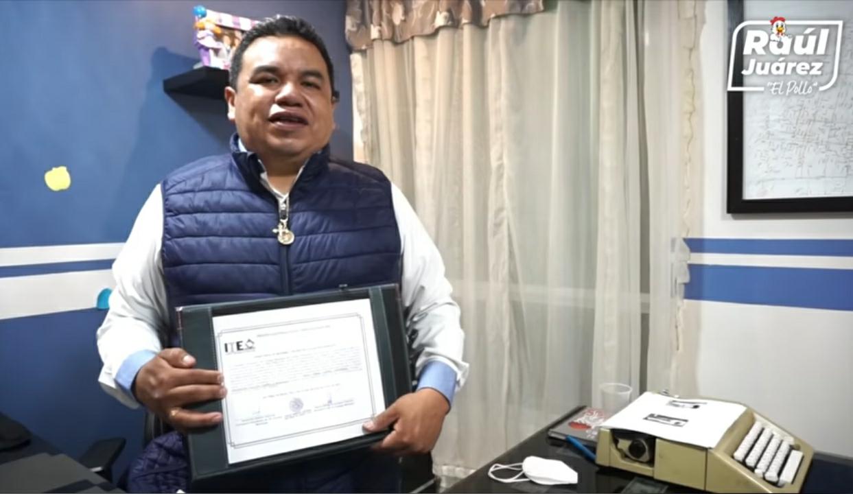 Raúl Juárez “El Pollo” acude al consejo municipal y recibe constancia de victoria en la alcaldía de San Pablo del Monte.