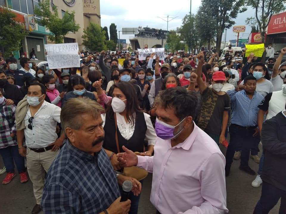 Excandidatos a presidencia de Apizaco se manifiestan y provocan severo caos vehicular 