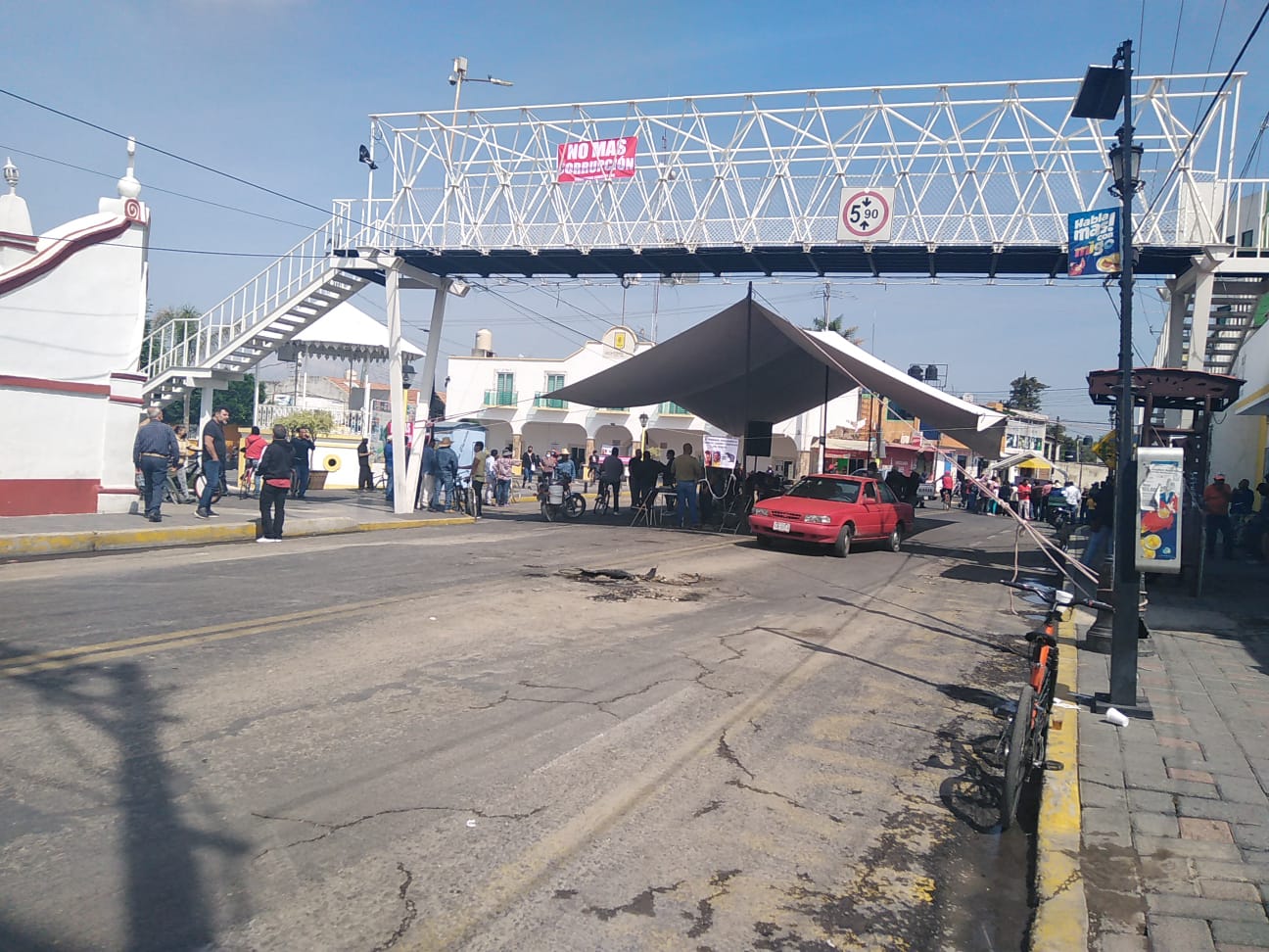 Persiste protesta en Xicohtzinco, se rehúsan a liberar la carretera 