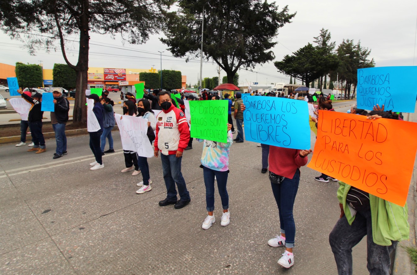 Familiares de custodios acusados por su presunta participación en la fuga del "El Pirulí" exigen su liberación