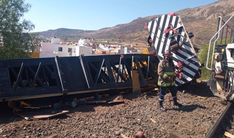 Se descarrila grúa que realizaría levantamiento de vagones del tren en Zacatecas Esta mañana, se descarriló una grúa que  dejó una persona lesionada, la cual iba enganchada a un tren que realizaba parte de los trabajos para recoger los 12 vagones que hace dos días se descarrilaron