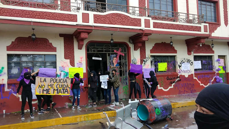 Mujeres protestan en Hidalgo por muerte de Beatriz, acusan a policías