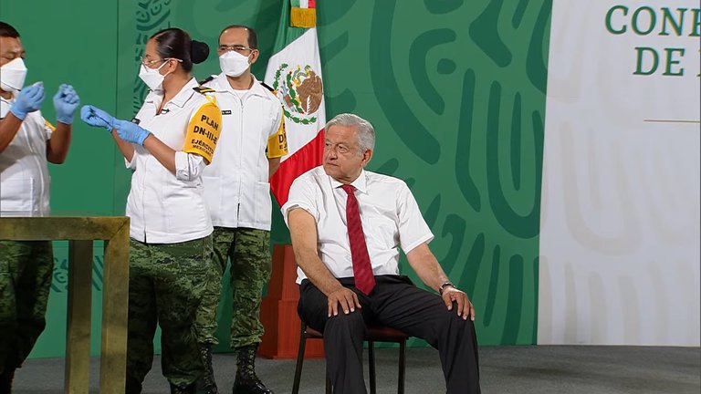 AMLO recibe segunda dosis de la vacuna contra el COVID-19 en Palacio Nacional