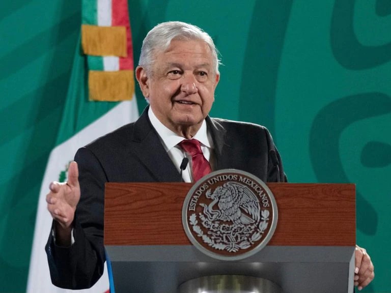 AMLO va por tres grandes reformas: INE, CFE y GN